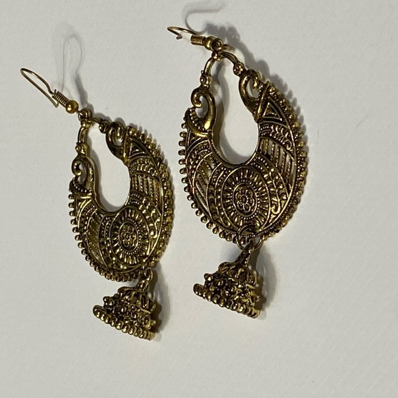 Boho women gold tone etched dangle earrings. Used. - Picture 5 of 8